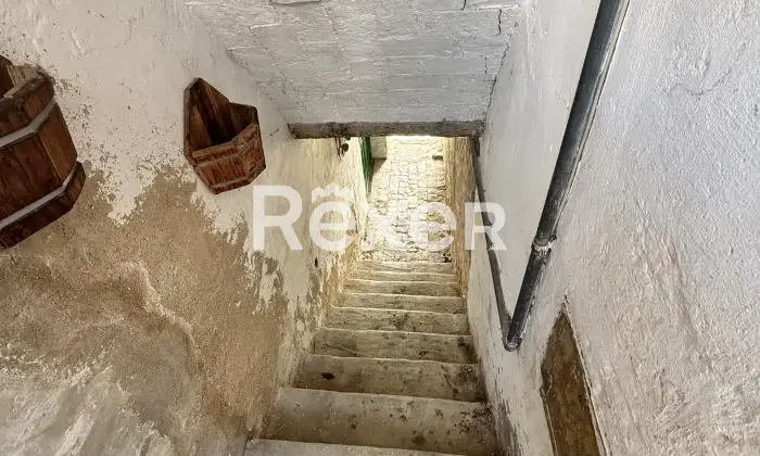 Rexer-Spoltore-Propriet-storica-sviluppata-su-tre-livelli-Altro