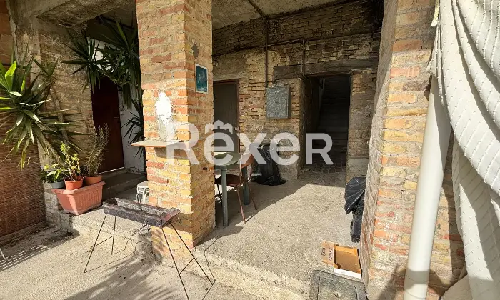 Rexer-Spoltore-Propriet-storica-sviluppata-su-tre-livelli-Altro