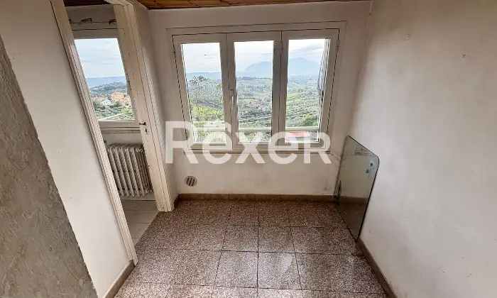 Rexer-Spoltore-Propriet-storica-sviluppata-su-tre-livelli-Altro