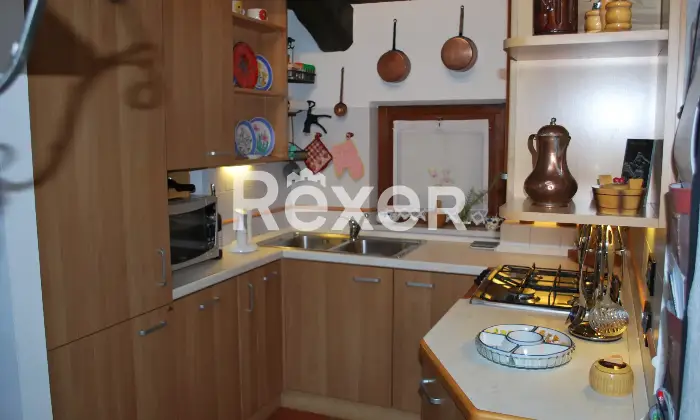 Rexer-San-Carlo-Canavese-Esclusiva-Mansarda-in-Raffinato-Contesto-Residenziale-Cucina