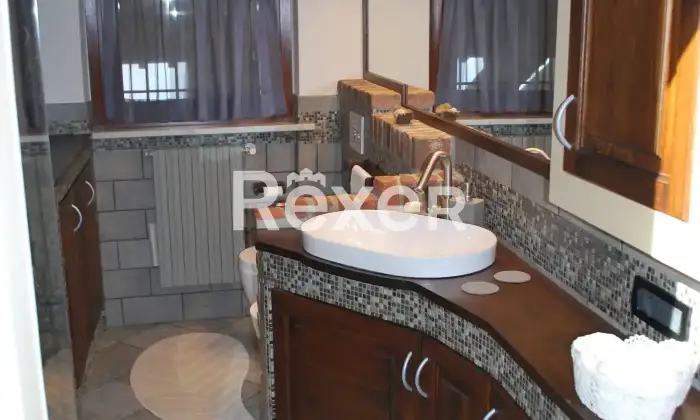 Rexer-San-Carlo-Canavese-Esclusiva-Mansarda-in-Raffinato-Contesto-Residenziale-Bagno