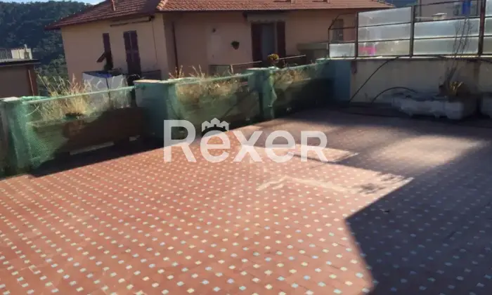 Rexer-Alassio-Vendesi-luminoso-alloggio-ad-Alassio-frazione-Moglio-Altro