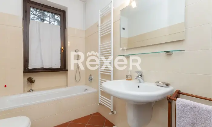 Rexer-Merate-Appartamento-al-piano-terra-con-giardino-taverna-e-box-auto-Altro