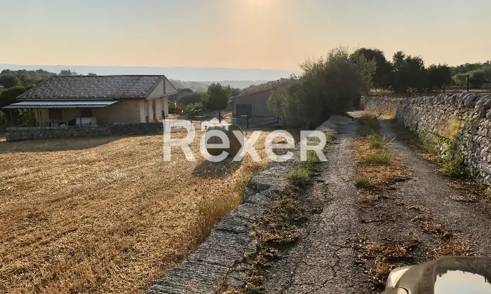 Rexer-Modica-Oasi-Siciliana-antica-dimora-con-uliveti-e-carrubbe-Terrazzo