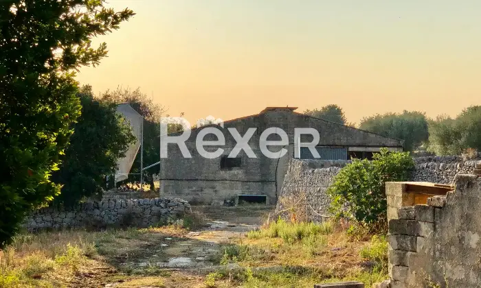 Rexer-Modica-Oasi-Siciliana-antica-dimora-con-uliveti-e-carrubbe-Terrazzo