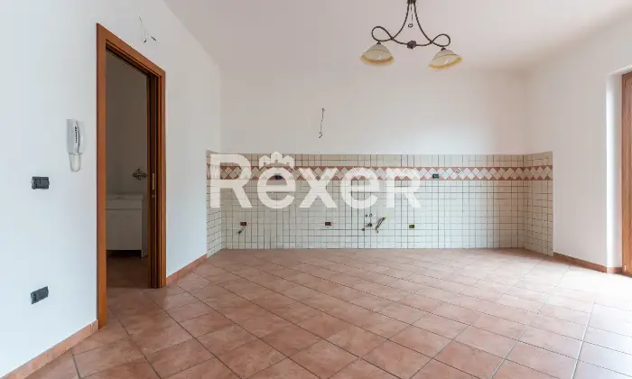 Rexer-Spezzano-Albanese-Intero-stabile-residenziale-con-due-locali-commerciali-Altro