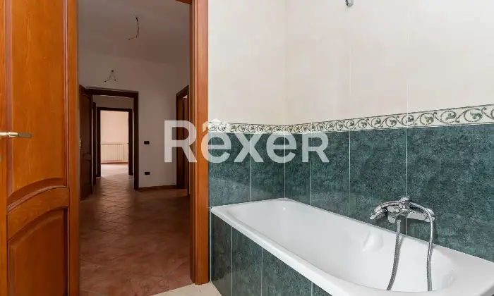 Rexer-Spezzano-Albanese-Intero-stabile-residenziale-con-due-locali-commerciali-Altro