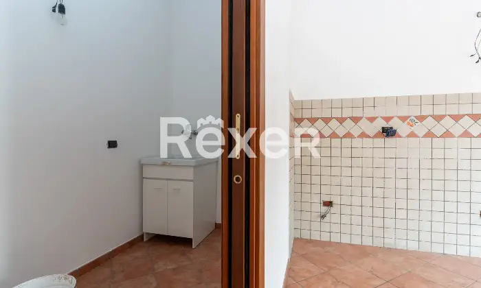 Rexer-Spezzano-Albanese-Intero-stabile-residenziale-con-due-locali-commerciali-Altro