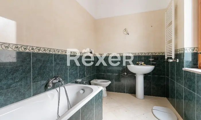 Rexer-Spezzano-Albanese-Intero-stabile-residenziale-con-due-locali-commerciali-Altro