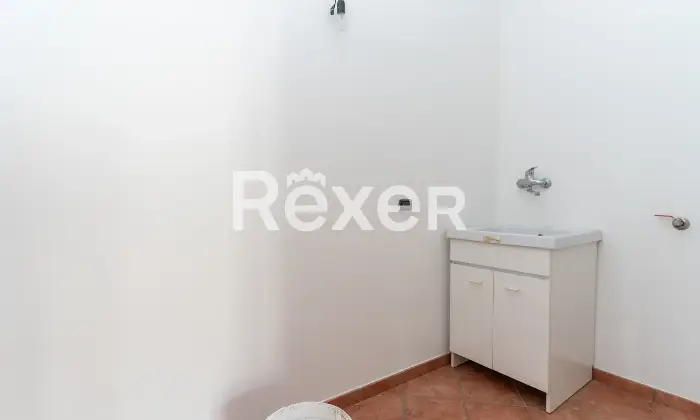 Rexer-Spezzano-Albanese-Intero-stabile-residenziale-con-due-locali-commerciali-Altro