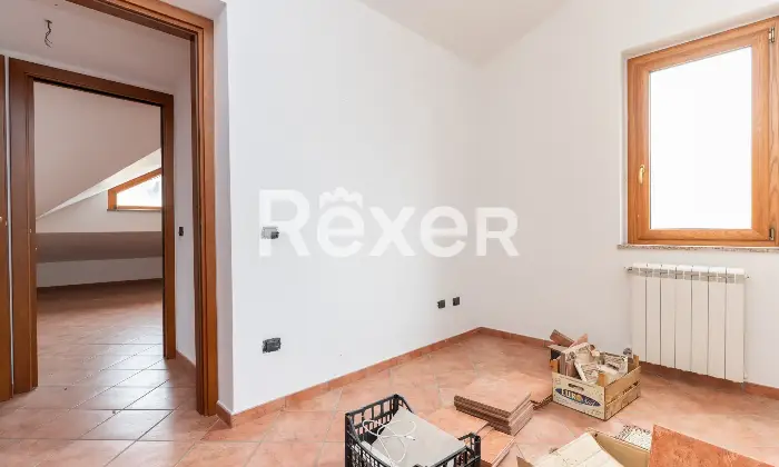 Rexer-Spezzano-Albanese-Intero-stabile-residenziale-con-due-locali-commerciali-Altro