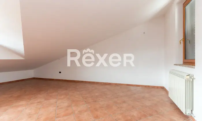 Rexer-Spezzano-Albanese-Intero-stabile-residenziale-con-due-locali-commerciali-Altro