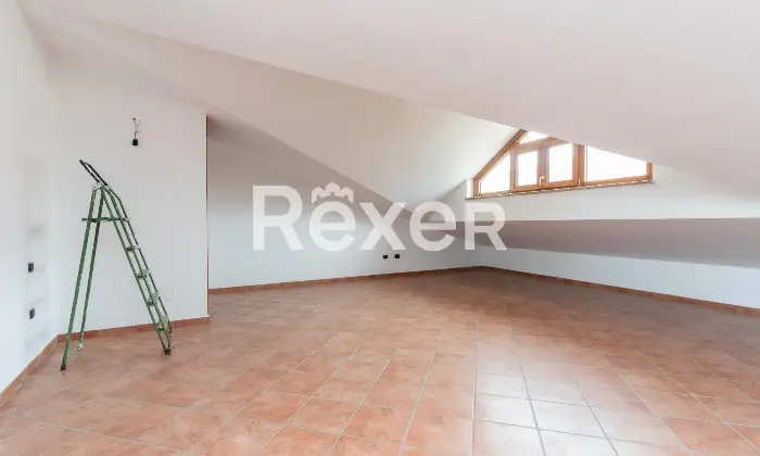 Rexer-Spezzano-Albanese-Intero-stabile-residenziale-con-due-locali-commerciali-Altro