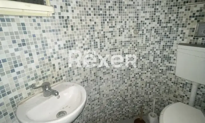 Rexer-Prato-Affitto-magazzino-con-soppalco-di-metri-quadri-Bagno