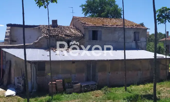 Rexer-Corinaldo-casale-panoramico-da-ristrutturare-Giardino