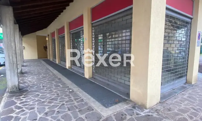 Rexer-Vaprio-dAdda-Locale-commerciale-con-sette-vetrine-su-strada-Altro