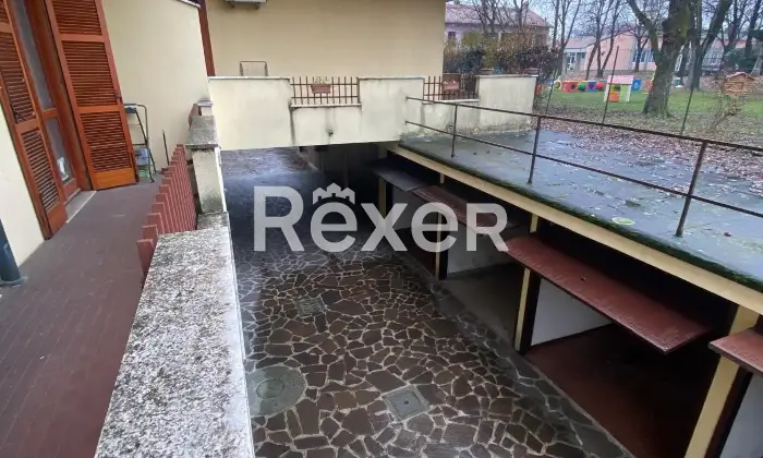 Rexer-Vaprio-dAdda-Locale-commerciale-con-sette-vetrine-su-strada-Altro