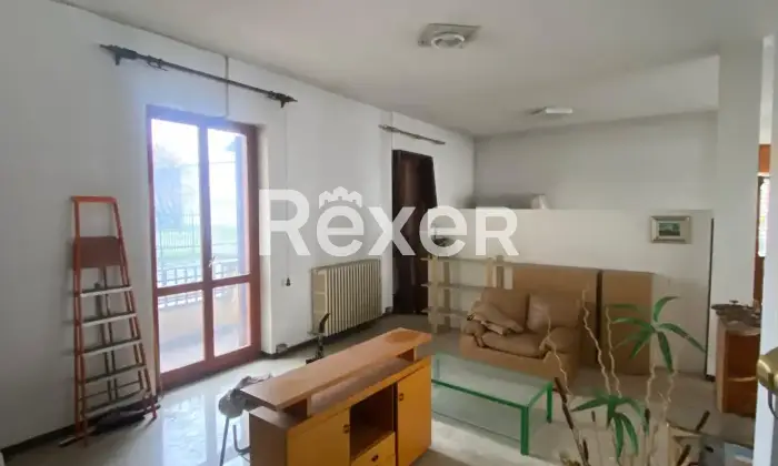 Rexer-Vaprio-dAdda-Locale-commerciale-con-sette-vetrine-su-strada-Altro