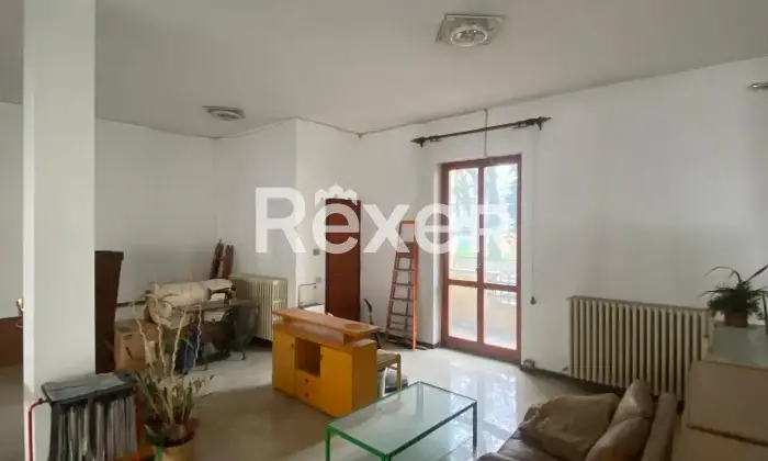 Rexer-Vaprio-dAdda-Locale-commerciale-con-sette-vetrine-su-strada-Altro