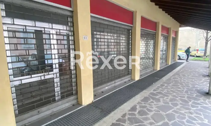 Rexer-Vaprio-dAdda-Locale-commerciale-con-sette-vetrine-su-strada-Altro