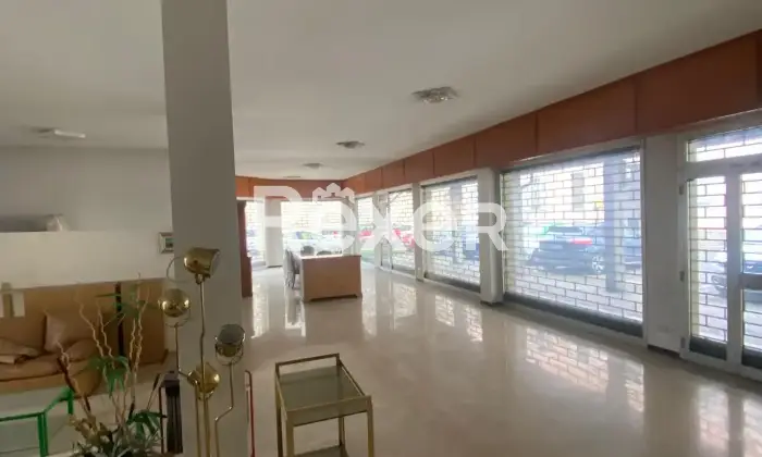 Rexer-Vaprio-dAdda-Locale-commerciale-con-sette-vetrine-su-strada-Altro