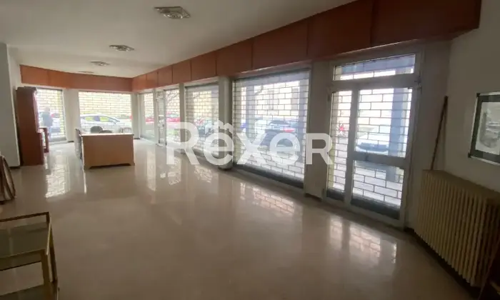 Rexer-Vaprio-dAdda-Locale-commerciale-con-sette-vetrine-su-strada-Altro