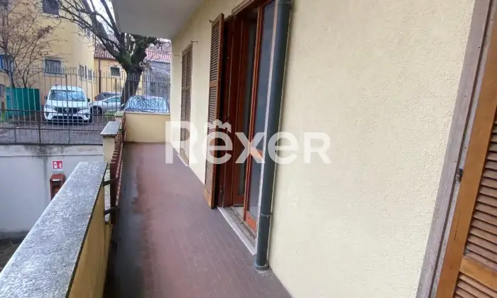 Rexer-Vaprio-dAdda-Locale-commerciale-con-sette-vetrine-su-strada-Altro