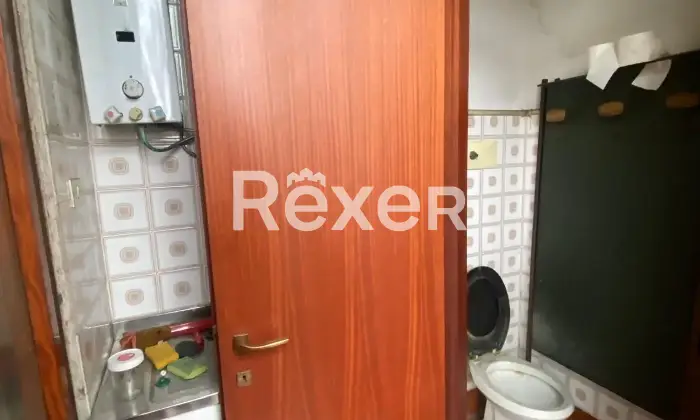 Rexer-Vaprio-dAdda-Locale-commerciale-con-sette-vetrine-su-strada-Altro