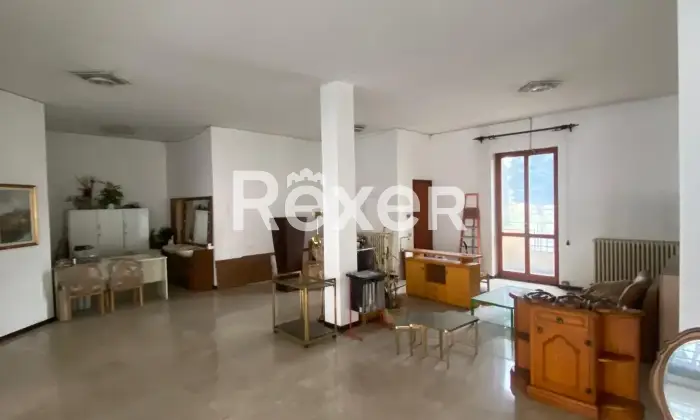 Rexer-Vaprio-dAdda-Locale-commerciale-con-sette-vetrine-su-strada-Altro