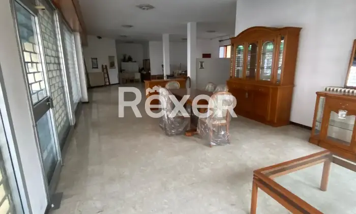 Rexer-Vaprio-dAdda-Locale-commerciale-con-sette-vetrine-su-strada-Altro