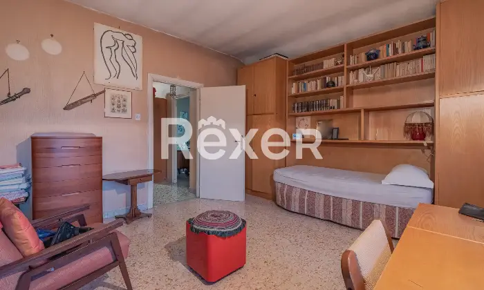 Rexer-Roma-Via-Monte-Meta-Luminoso-ultimo-piano-da-ristrutturare-Altro