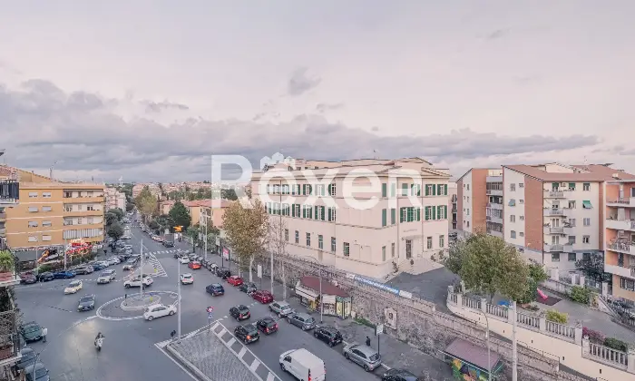 Rexer-Roma-Piazza-Monte-Gennaro-Luminoso-ultimo-piano-da-ristrutturare-Altro