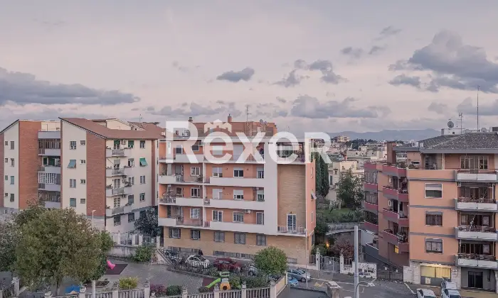 Rexer-Roma-Via-Monte-Meta-Luminoso-ultimo-piano-da-ristrutturare-Altro