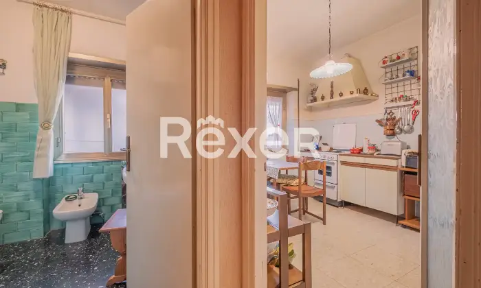 Rexer-Roma-Via-Monte-Meta-Luminoso-ultimo-piano-da-ristrutturare-Altro