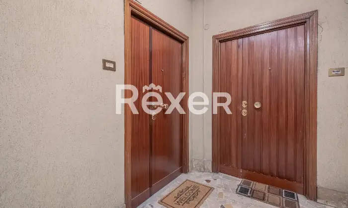 Rexer-Roma-Via-Monte-Meta-Luminoso-ultimo-piano-da-ristrutturare-Altro