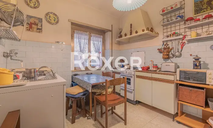 Rexer-Roma-Via-Monte-Meta-Luminoso-ultimo-piano-da-ristrutturare-Altro