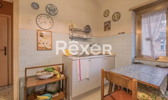 Rexer-Roma-Via-Monte-Meta-Luminoso-ultimo-piano-da-ristrutturare-Altro