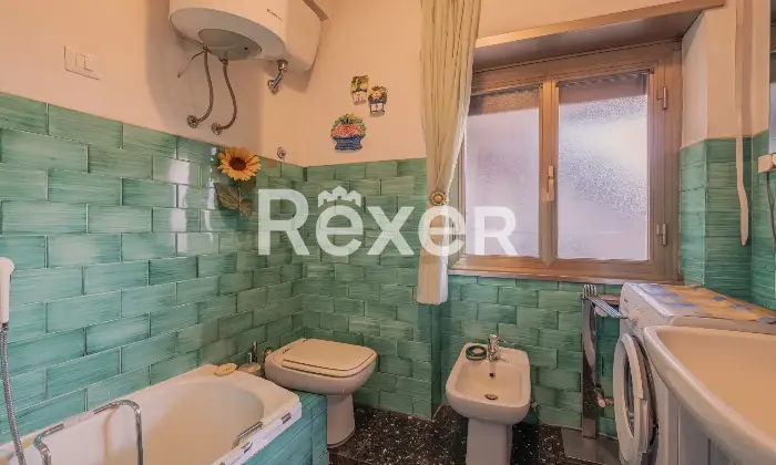 Rexer-Roma-Via-Monte-Meta-Luminoso-ultimo-piano-da-ristrutturare-Altro