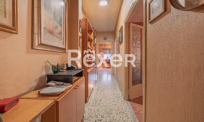 Rexer-Roma-Via-Monte-Meta-Luminoso-ultimo-piano-da-ristrutturare-Altro