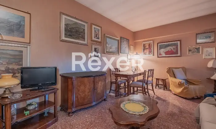 Rexer-Roma-Via-Monte-Meta-Luminoso-ultimo-piano-da-ristrutturare-Altro