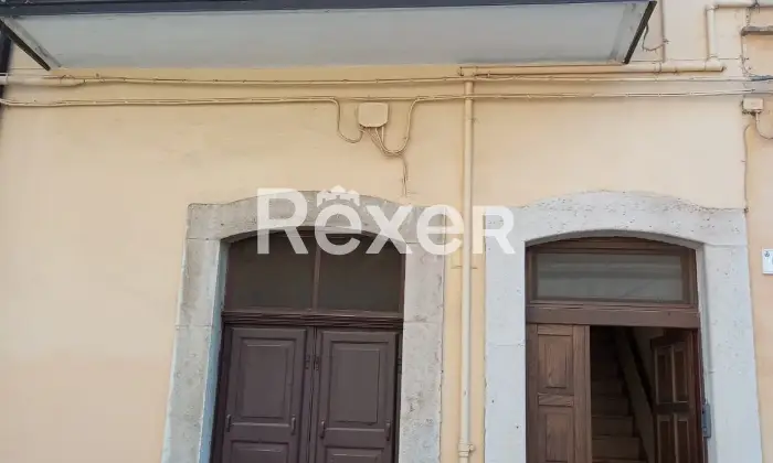 Rexer-Venosa-Casa-Semindipendente-su-pi-Livelli-con-Terrazzo-Magazzino-Altro