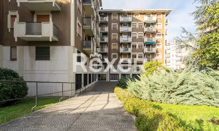 Rexer-Milano-Ultimo-piano-luminoso-con-balcone-e-box-Altro