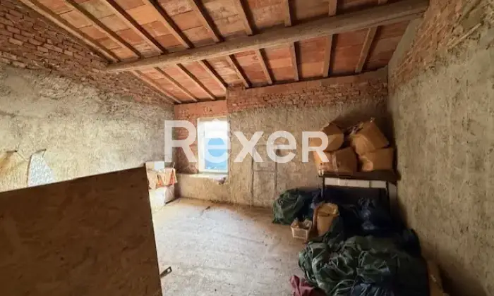 Rexer-Vinci-Casa-rustica-su-due-livelli-con-tetto-rifatto-e-progetto-approvato-Altro