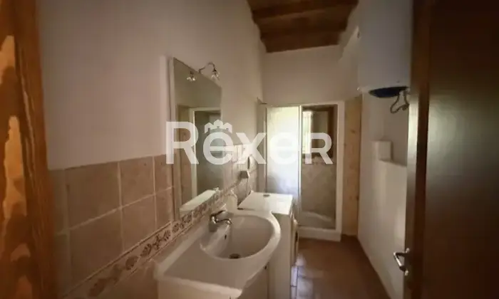 Rexer-Vinci-Casa-rustica-su-due-livelli-con-tetto-rifatto-e-progetto-approvato-Altro