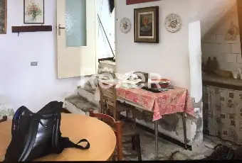 Rexer-Roccanova-Casa-indipendente-su-tre-livelli-con-balcone-e-sottotetto-m-da-ristrutturare-Altro