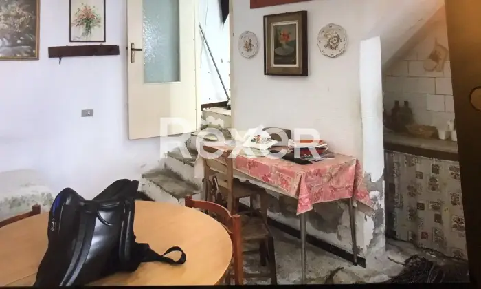 Rexer-Roccanova-Casa-indipendente-su-tre-livelli-con-balcone-e-sottotetto-m-da-ristrutturare-Altro