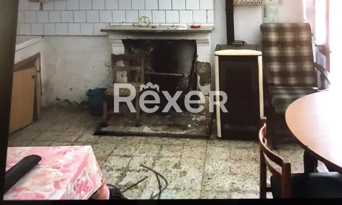 Rexer-Roccanova-Casa-indipendente-su-tre-livelli-con-balcone-e-sottotetto-m-da-ristrutturare-Altro