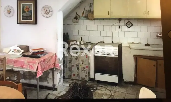 Rexer-Roccanova-Casa-indipendente-su-tre-livelli-con-balcone-e-sottotetto-m-da-ristrutturare-Altro