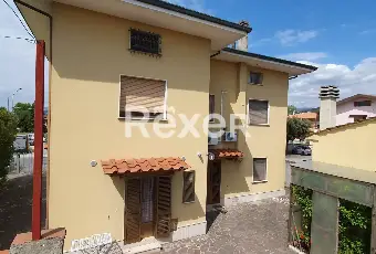 Rexer-Pieve-a-Nievole-Casa-bifamiliare-indipendente-con-giardino-Esterno