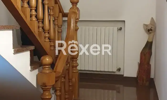 Rexer-Pieve-a-Nievole-Casa-bifamiliare-indipendente-con-giardino-Scala